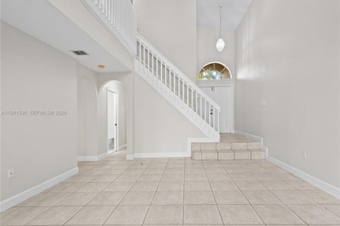 House in Doral, Florida 4 bedrooms, 200.11 sq.m. № 2000432 - photo 12