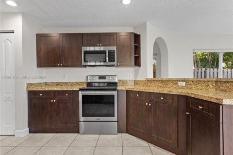 House in Doral, Florida 4 bedrooms, 200.11 sq.m. № 2000432 - photo 3