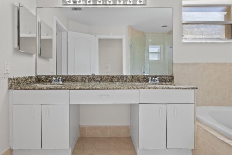 House in Doral, Florida 4 bedrooms, 200.11 sq.m. № 2000432 - photo 23