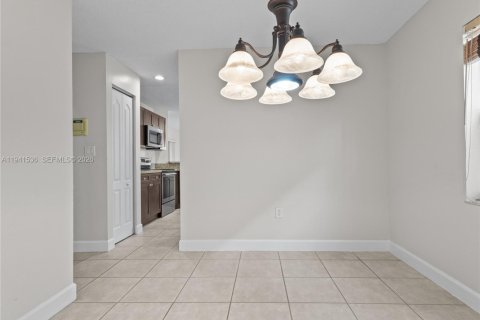 House in Doral, Florida 4 bedrooms, 200.11 sq.m. № 2000432 - photo 8