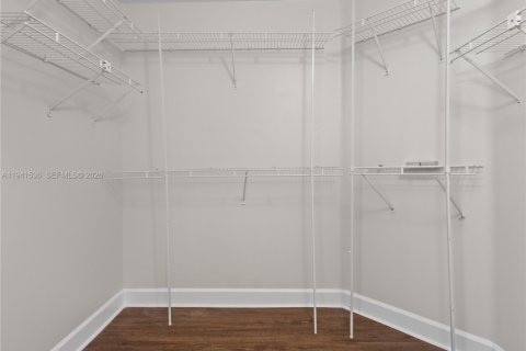 House in Doral, Florida 4 bedrooms, 200.11 sq.m. № 2000432 - photo 21