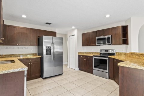 House in Doral, Florida 4 bedrooms, 200.11 sq.m. № 2000432 - photo 2