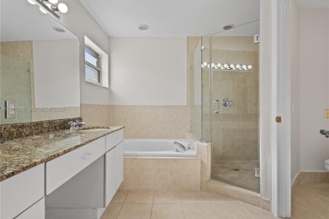 House in Doral, Florida 4 bedrooms, 200.11 sq.m. № 2000432 - photo 22