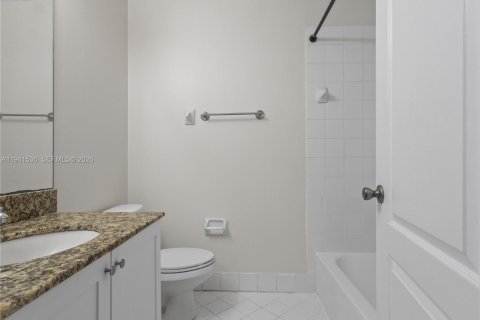 House in Doral, Florida 4 bedrooms, 200.11 sq.m. № 2000432 - photo 28