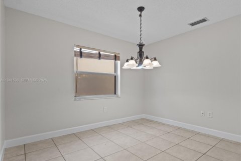 House in Doral, Florida 4 bedrooms, 200.11 sq.m. № 2000432 - photo 7