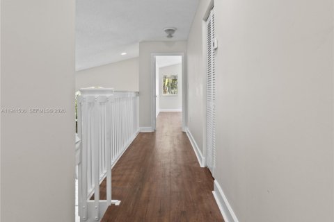 House in Doral, Florida 4 bedrooms, 200.11 sq.m. № 2000432 - photo 18