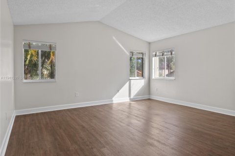 House in Doral, Florida 4 bedrooms, 200.11 sq.m. № 2000432 - photo 16