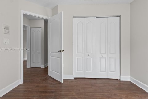 House in Doral, Florida 4 bedrooms, 200.11 sq.m. № 2000432 - photo 25