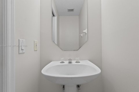 House in Doral, Florida 4 bedrooms, 200.11 sq.m. № 2000432 - photo 13