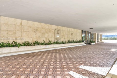 Condo in Surfside, Florida, 2 bedrooms  № 1821971 - photo 7