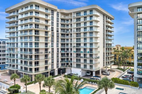 Condo in Surfside, Florida, 2 bedrooms  № 1821971 - photo 1