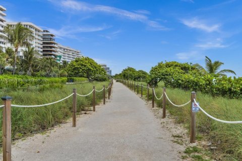 Condo in Surfside, Florida, 2 bedrooms  № 1821971 - photo 3