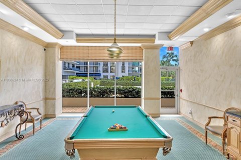 Condo in Surfside, Florida, 2 bedrooms  № 1821971 - photo 13