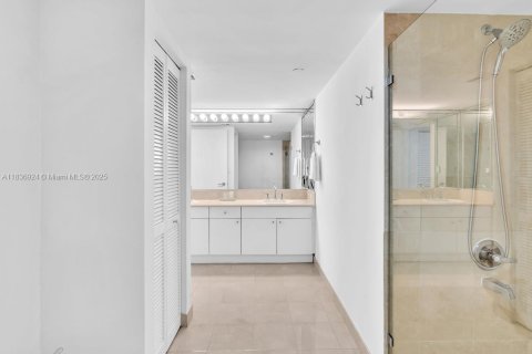 Condo in Surfside, Florida, 2 bedrooms  № 1821971 - photo 27