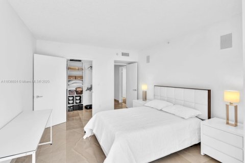 Condo in Surfside, Florida, 2 bedrooms  № 1821971 - photo 21