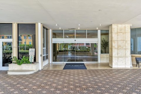 Condo in Surfside, Florida, 2 bedrooms  № 1821971 - photo 14