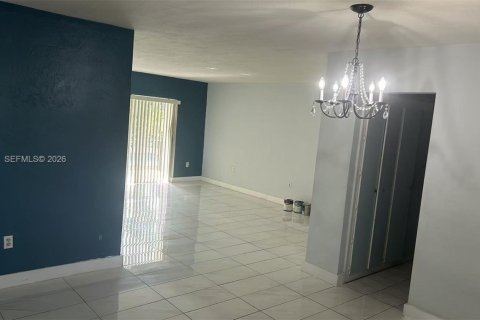 Copropriété à louer à Pinecrest, Floride: 2 chambres, 96.62 m2 № 2240662 - photo 3