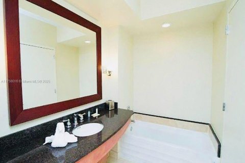 Купить кондоминиум в Санни-Айлс-Бич, Флорида 51.19м2, № 1985362 - фото 8