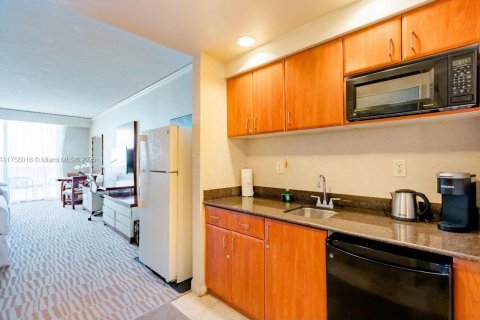 Купить кондоминиум в Санни-Айлс-Бич, Флорида 51.19м2, № 1985362 - фото 6