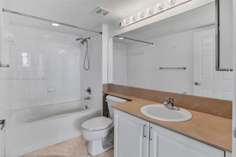 Condo in Miami, Florida, 3 bedrooms  № 1693231 - photo 13
