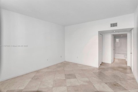 Condo in Miami, Florida, 3 bedrooms  № 1693231 - photo 15