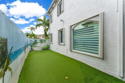 Casa en alquiler en Miami, Florida, 4 dormitorios, 232.26 m2 № 1921294 - foto 24