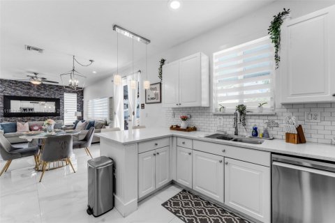 Casa en alquiler en Miami, Florida, 4 dormitorios, 232.26 m2 № 1921294 - foto 7