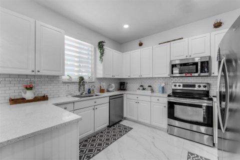 Casa en alquiler en Miami, Florida, 4 dormitorios, 232.26 m2 № 1921294 - foto 6