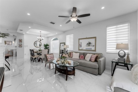 Casa en alquiler en Miami, Florida, 4 dormitorios, 232.26 m2 № 1921294 - foto 4