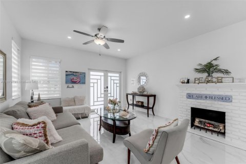 Casa en alquiler en Miami, Florida, 4 dormitorios, 232.26 m2 № 1921294 - foto 2