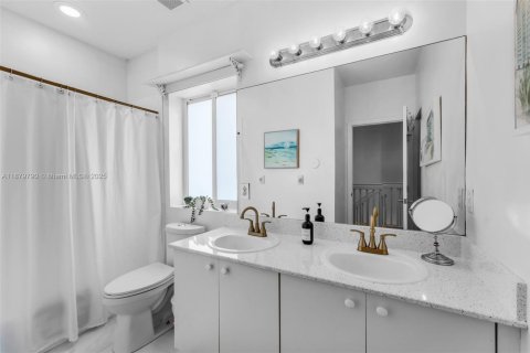 Casa en alquiler en Miami, Florida, 4 dormitorios, 232.26 m2 № 1921294 - foto 14
