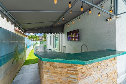Casa en alquiler en Miami, Florida, 4 dormitorios, 232.26 m2 № 1921294 - foto 22