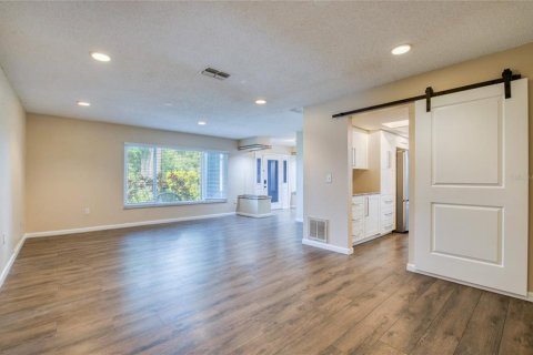 House in Palm Harbor, Florida 3 bedrooms, 176.14 sq.m. № 2378007 - photo 10