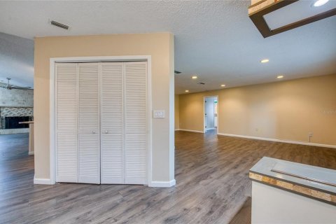 House in Palm Harbor, Florida 3 bedrooms, 176.14 sq.m. № 2378007 - photo 8