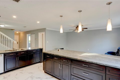 Touwnhouse à vendre à Margate, Floride: 4 chambres, 188.03 m2 № 2005247 - photo 5