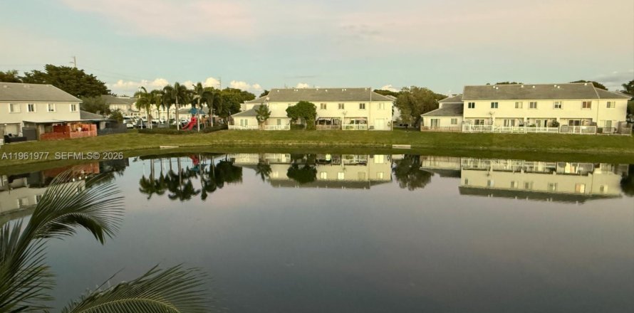 Кондоминиум с 3 спальнями в Майами, Флорида № 2026538