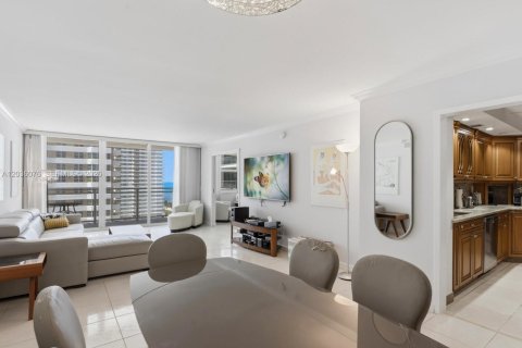 Copropriété à vendre à Hallandale Beach, Floride: 2 chambres, 115.94 m2 № 2089510 - photo 3