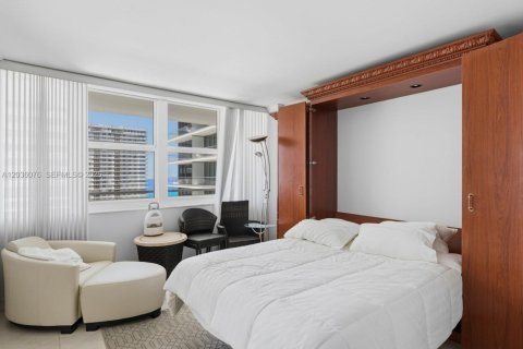 Copropriété à vendre à Hallandale Beach, Floride: 2 chambres, 115.94 m2 № 2089510 - photo 21