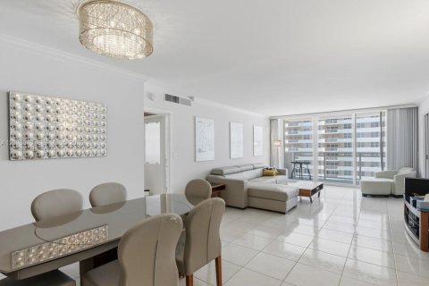 Copropriété à vendre à Hallandale Beach, Floride: 2 chambres, 115.94 m2 № 2089510 - photo 2