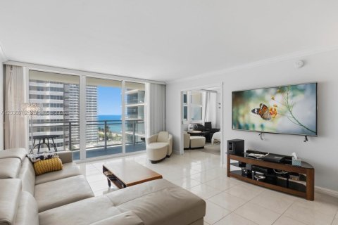 Copropriété à vendre à Hallandale Beach, Floride: 2 chambres, 115.94 m2 № 2089510 - photo 15