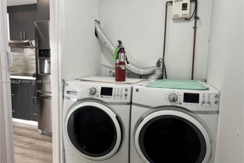 Touwnhouse à louer à Miami, Floride: 3 chambres, 114.46 m2 № 1970609 - photo 6