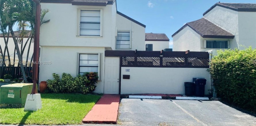 Touwnhouse à Miami, Floride 3 chambres, 114.46 m2 № 1970609