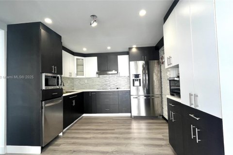 Touwnhouse à louer à Miami, Floride: 3 chambres, 114.46 m2 № 1970609 - photo 3