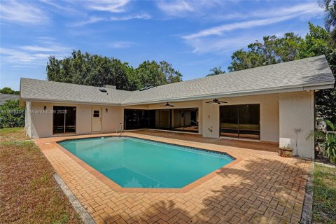 House in Wellington, Florida 4 bedrooms, 263.29 sq.m. № 1892906 - photo 11