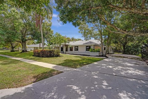 House in Wellington, Florida 4 bedrooms, 263.29 sq.m. № 1892906 - photo 7