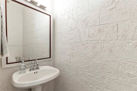 House in Miami, Florida 4 bedrooms, 277.41 sq.m. № 1820176 - photo 9