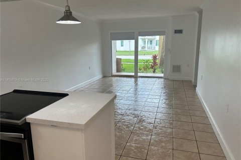 Снять в аренду кондоминиум в Майами, Флорида 1 спальня, 60.94м2, № 1956378 - фото 1