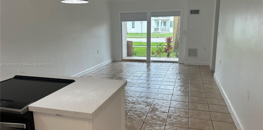 Кондоминиум с 1 спальней в Майами, Флорида № 1956378