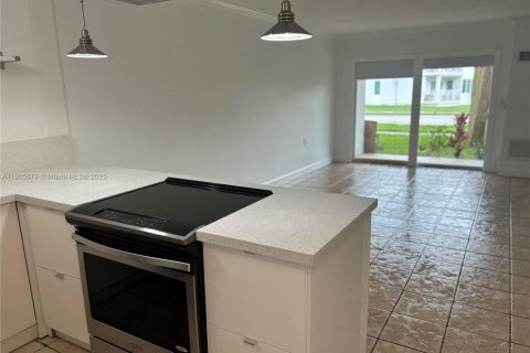 Снять в аренду кондоминиум в Майами, Флорида 1 спальня, 60.94м2, № 1956378 - фото 2