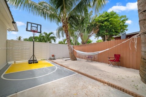 Villa ou maison à vendre à Miami Gardens, Floride: 5 chambres, 213.3 m2 № 2065918 - photo 10